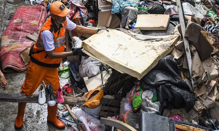 Pengangkutan Sampah Akibat Banjir Di Cengkareng