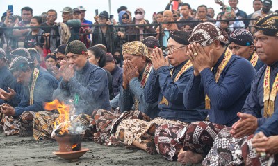 Prosesi Adat Labuhan Pantai Parangkusumo