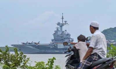 Kapal Induk Charles de Gaulle Merapat di Lombok Barat