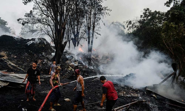 Kebakaran Tempat Pengolahan Limbah Karet di Banten