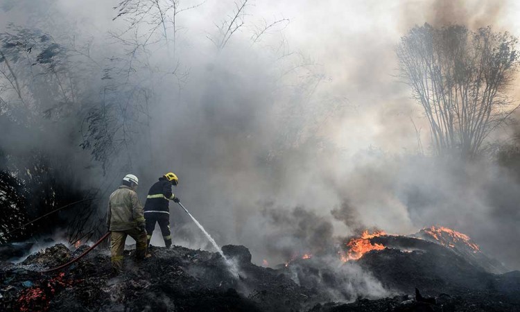 Kebakaran Tempat Pengolahan Limbah Karet di Banten