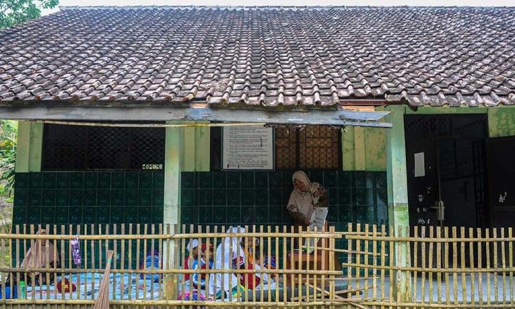 Ruangan SD Negeri di Banten Rusak Parah, Siswa Terpaksa Belajar di Luar Ruangan