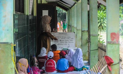 Ruangan SD Negeri di Banten Rusak Parah, Siswa Terpaksa Belajar di Luar Ruangan