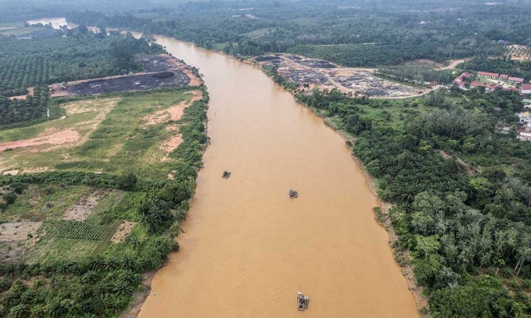 Aktivitas Penambangan Pasir di Sungai Batanghari Jambi