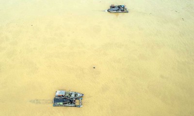 Aktivitas Penambangan Pasir di Sungai Batanghari Jambi