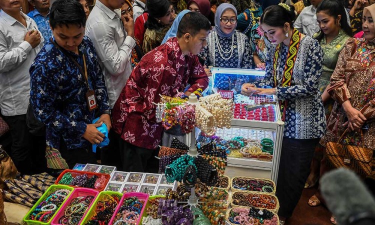 Wakil Presiden Gibran Rakabuming Raka Tinjau Pameran UMKM di INACRAFT