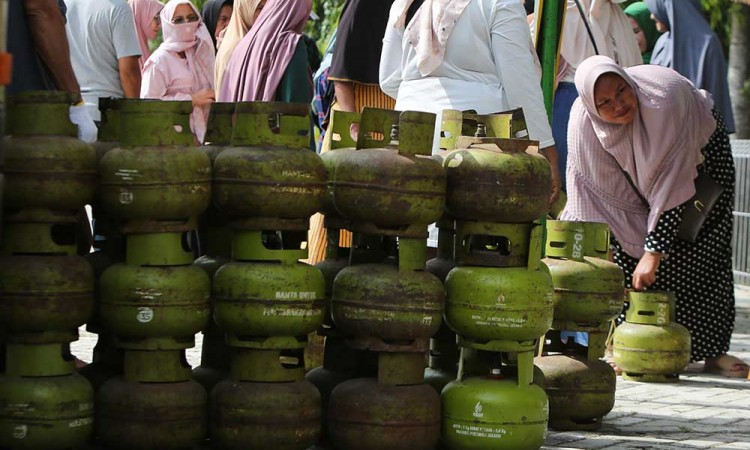 Antrean Panjang Warnai Operasi Pasar Gas Elpiji Subsidi 3 Kilogram di Aceh