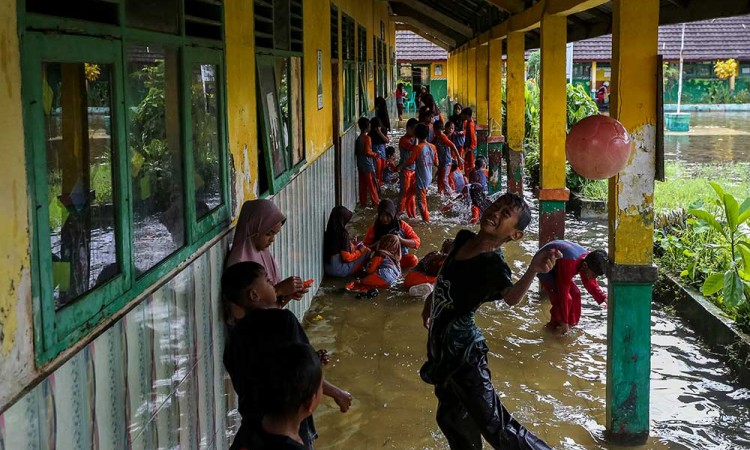 Sekolah Dasar di Banten Terendam Banjir Akibat Luapan Sungai Irigasi