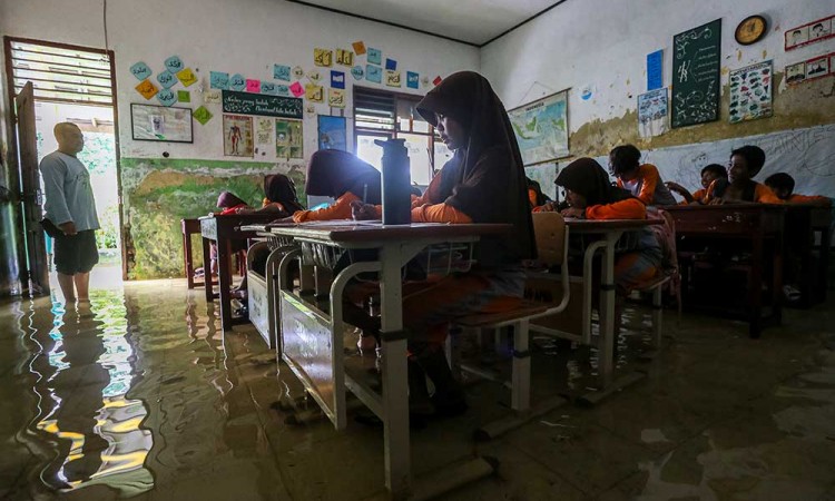 Sekolah Dasar di Banten Terendam Banjir Akibat Luapan Sungai Irigasi