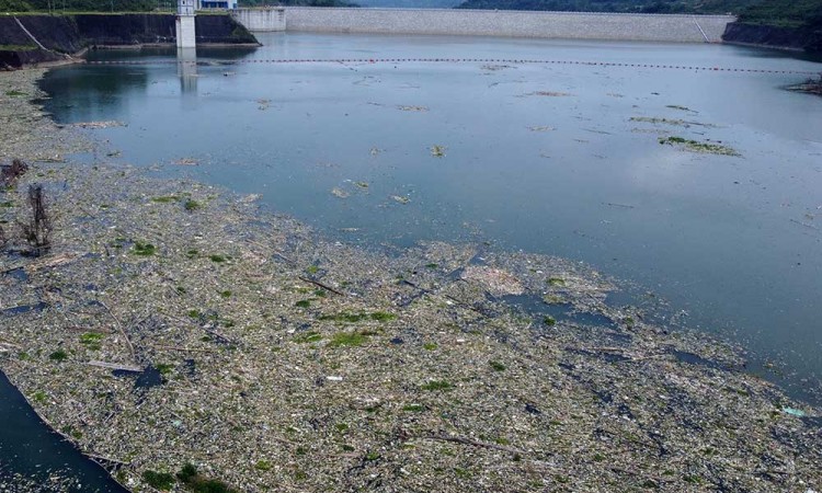 Bendungan Leuwikeris di Ciamis Dipenuhi Tumpukan Sampah