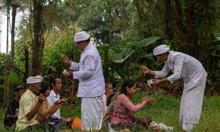 Ratusan Umat Hindu Upacara Giri Kerti di Yogyakarta