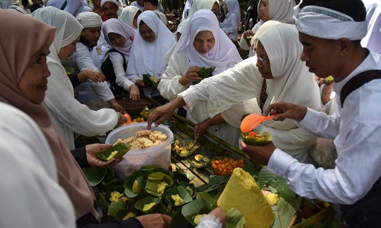 Warga Ikuti Tradisi Budaya Nyepuh di Ciamis Jelang Bulan Ramadan