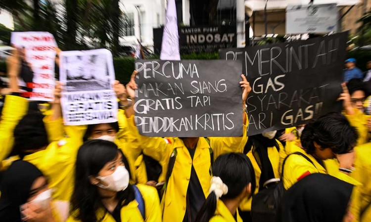 Mahasiswa Gelar Aksi Bertajuk Indonesia Gelap Menyikapi Pemotongan Anggaran Pendidikan