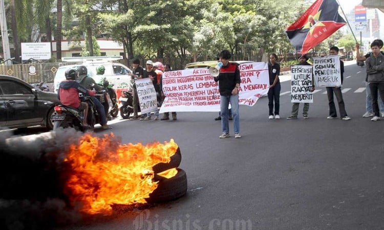 Mahasiswa di Makassar Gelar Unjuk Rasa Terkait Pelaksanaan Program Makan Bergizi Gratis