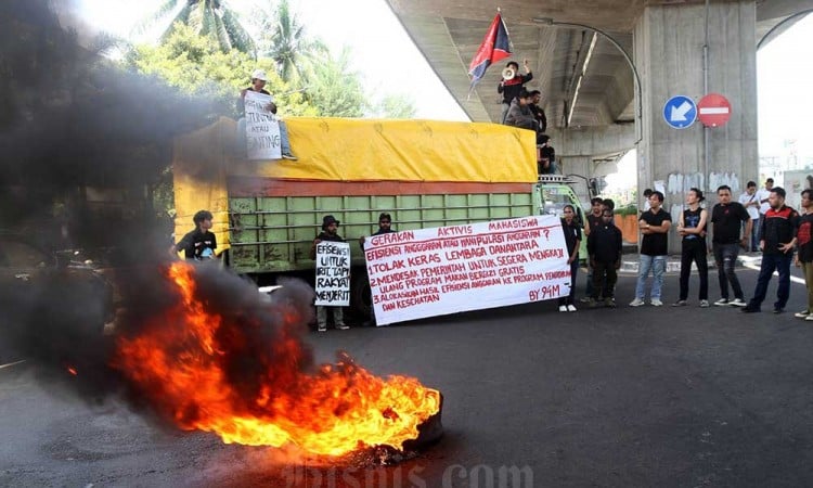 Mahasiswa di Makassar Gelar Unjuk Rasa Terkait Pelaksanaan Program Makan Bergizi Gratis