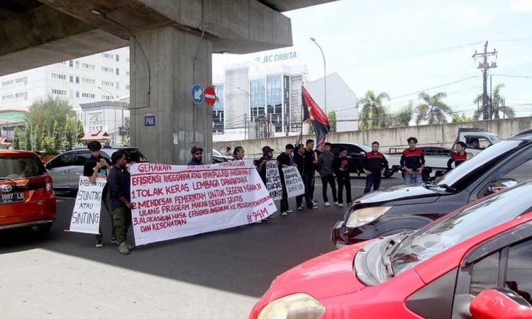 Mahasiswa di Makassar Gelar Unjuk Rasa Terkait Pelaksanaan Program Makan Bergizi Gratis