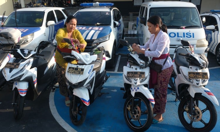 Persembahyangan Kendaraan Dinas dan Senjata Api di Polres Tabanan