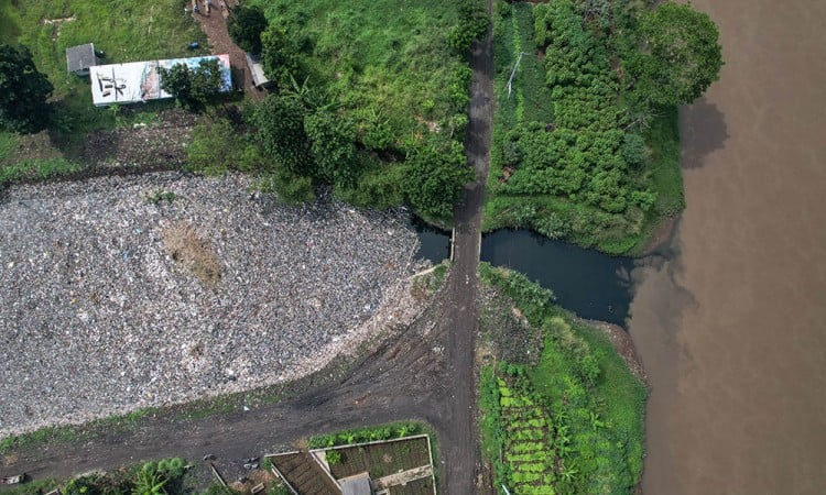 Sampah di Sungai Citarum Lama