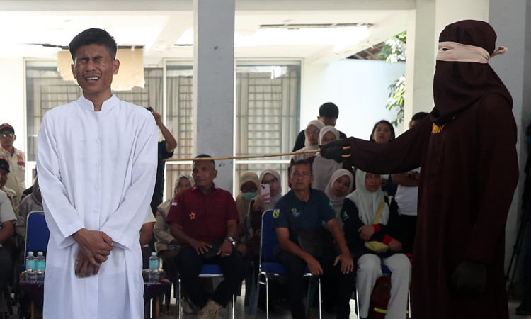 Eksekusi Cambuk Pelanggar Hukum Syariat Islam