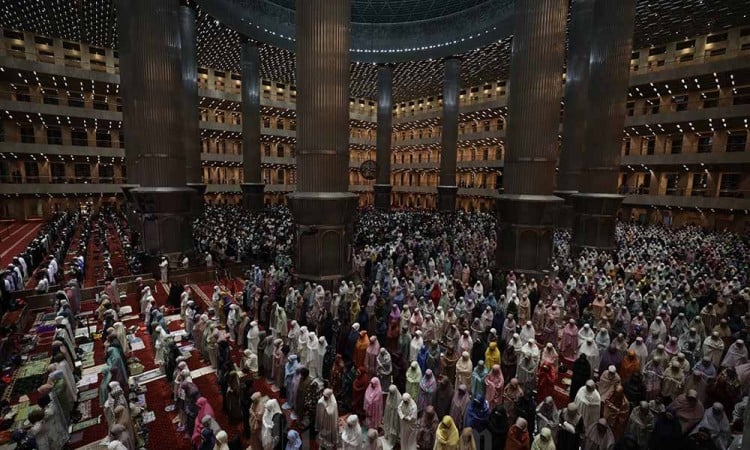 Umat Islam Laksanakan Salat Tarawih Pertama Ramadan 1446 Hijriyah