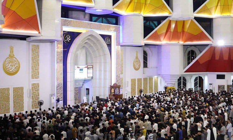 Umat Islam Laksanakan Salat Tarawih Pertama Ramadan 1446 Hijriyah