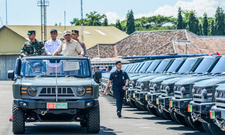 Serah Terima Kendaraan Maung Untuk TNI Polri