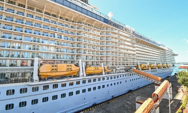 Kapal Anthem Of The Seas bersandar di Bali