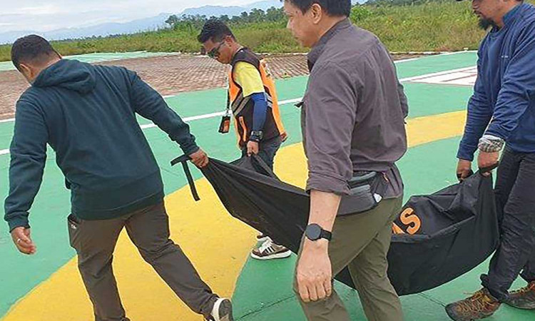 Evakuasi Jenazah Pendaki Yang Meninggal Dalam Pendakian Puncak Carstensz Pyramid