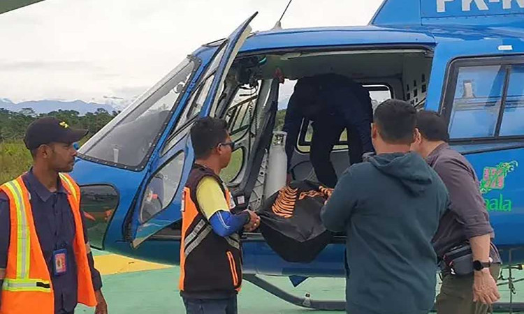 Evakuasi Jenazah Pendaki Yang Meninggal Dalam Pendakian Puncak Carstensz Pyramid