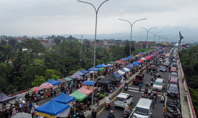 Pasar takjil Ramadan di Jalan Baru Lingkar Utara Kota Tasikmalaya
