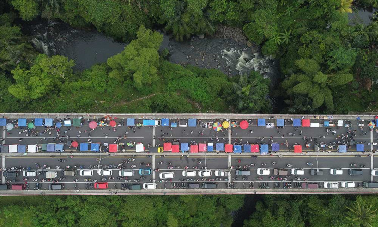 Pasar takjil Ramadan di Jalan Baru Lingkar Utara Kota Tasikmalaya