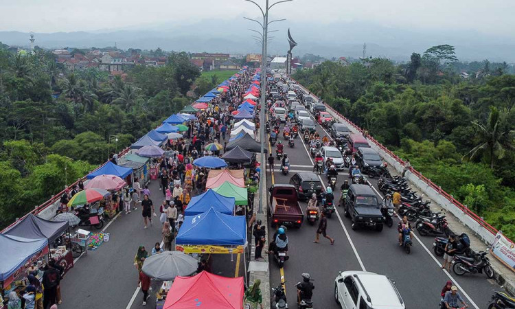 Pasar takjil Ramadan di Jalan Baru Lingkar Utara Kota Tasikmalaya