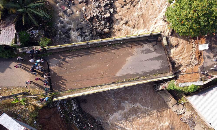 Jembatan Ciliwung di Kabupaten Bogor Putus Akibat Meluapnya Air Sungai