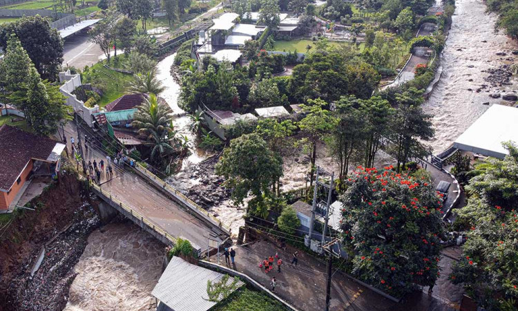 Jembatan Ciliwung di Kabupaten Bogor Putus Akibat Meluapnya Air Sungai