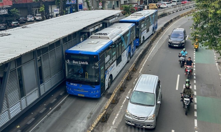 Transjakrta Ijinkan Penumpang Berbuka Puasa di Dalam Perjalanan