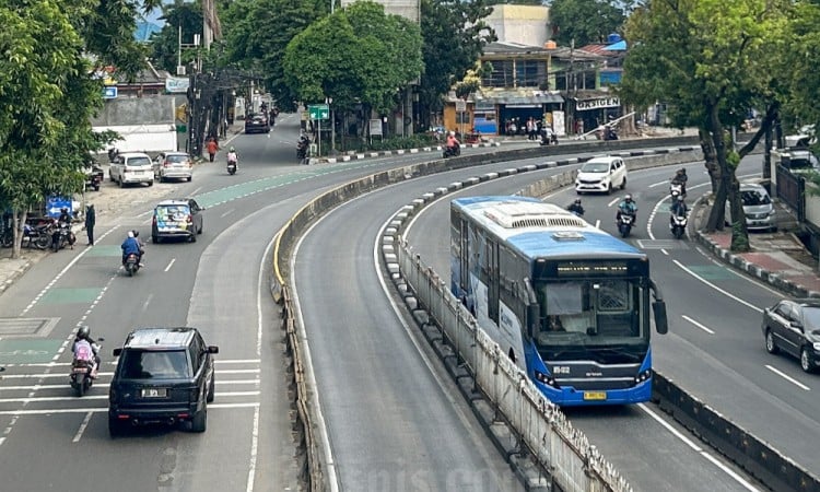 Transjakrta Ijinkan Penumpang Berbuka Puasa di Dalam Perjalanan