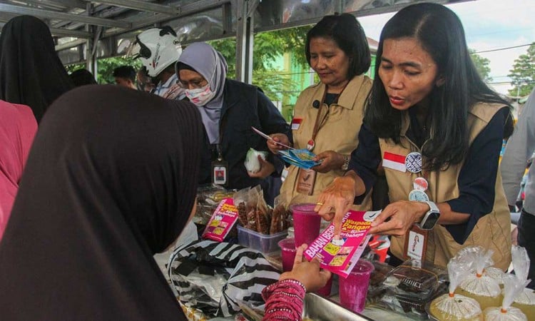 Pastikan Makanan Berbuka Puasa Aman Dikonsumsi, BPOM Menguji Sampel Makanan Takjil