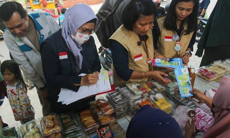 Pastikan Makanan Berbuka Puasa Aman Dikonsumsi, BPOM Menguji Sampel Makanan Takjil