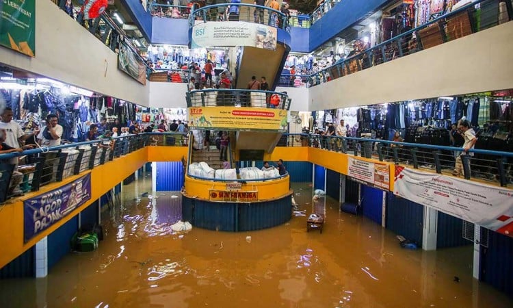 Pasar Cipulir Terendam Banjir Luapan Kali Pesanggrahan