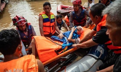 Proses Evakuasi Warga Yang Terdampak Banjir di Jakarta