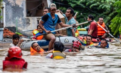 Proses Evakuasi Warga Yang Terdampak Banjir di Jakarta