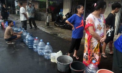 Potret Anteran Warga di Bogor Untuk Mendapatkan Air Bersih