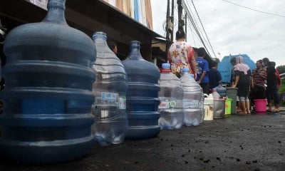 Potret Anteran Warga di Bogor Untuk Mendapatkan Air Bersih