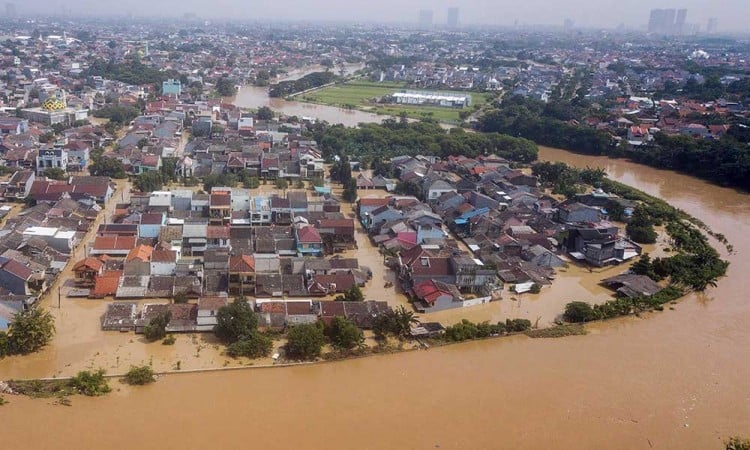 Banjir Luapan Sungai di Bekasi Rendam Ratusan Rumah Warga