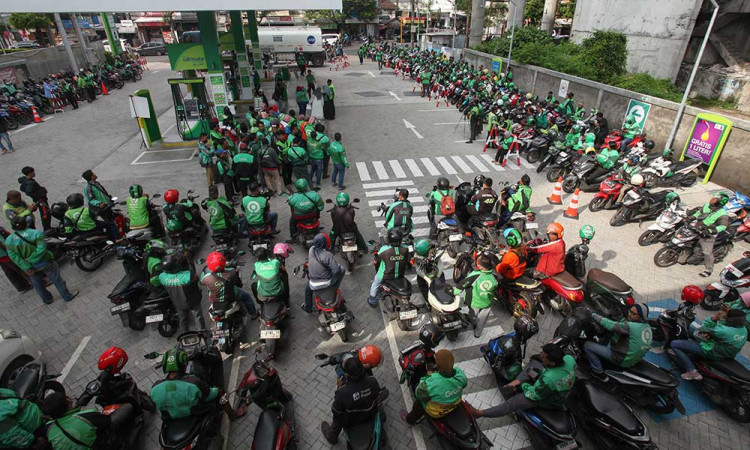 Ratusan Ojek Online di Surabaya Dapatkan Bantua BBM Gratis