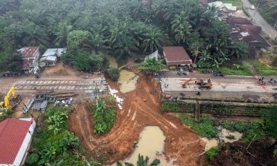 Jalan Lintas Sumatra di Jambi Amblas dan Belum Bisa Dilintasi Kendaraan