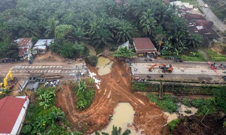 Jalan Lintas Sumatra di Jambi Amblas dan Belum Bisa Dilintasi Kendaraan