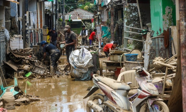 Banjir Mulai Surut, BPBD Kota Bekasi Bantu Warga Membersihkan Lumpur Bekas Banjir