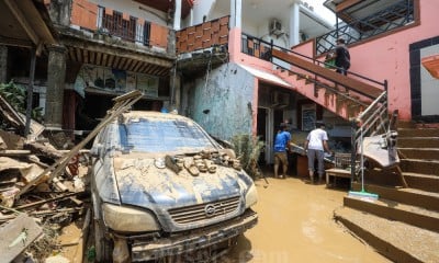 Banjir Mulai Surut, BPBD Kota Bekasi Bantu Warga Membersihkan Lumpur Bekas Banjir