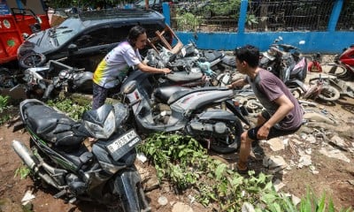 Banjir Mulai Surut, BPBD Kota Bekasi Bantu Warga Membersihkan Lumpur Bekas Banjir